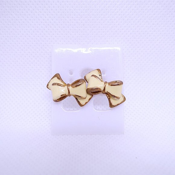 💎7/25💎NOS Vintage Retro 1940s Cream Enameled Ribbon Pierced Stud Earrings - Picture 1 of 2